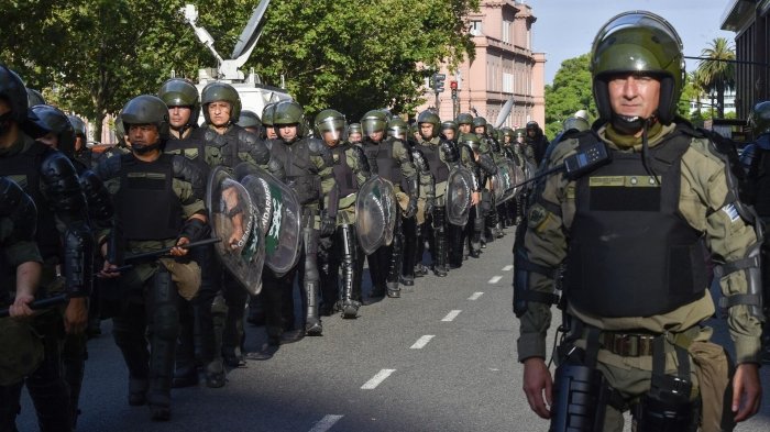 Argentinada polisiya namoyishchilarga qarshi gaz va tayoqlardan foydalandi