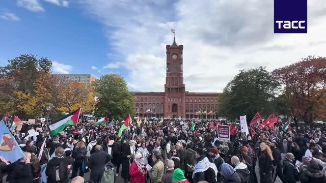 Berlindagi Falastin tarafdorlari namoyishida bir necha yuz kishi qatnashmoqda