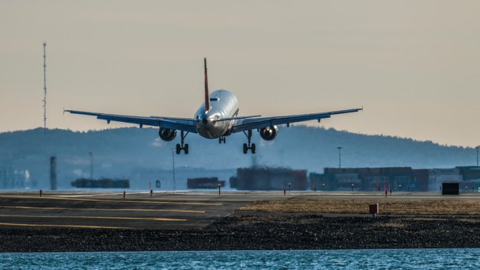 Boston aeroportida ikki yo‘lovchi samolyoti to‘qnashib ketdi