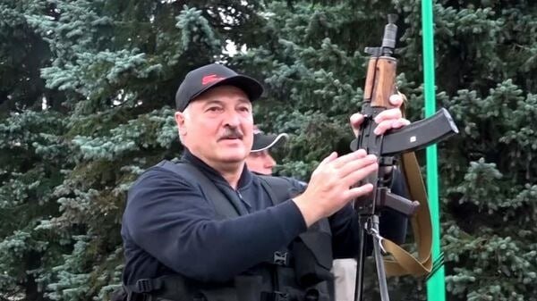 Lukashenko harbiylarga qurol ishlatishga ruxsat berdi