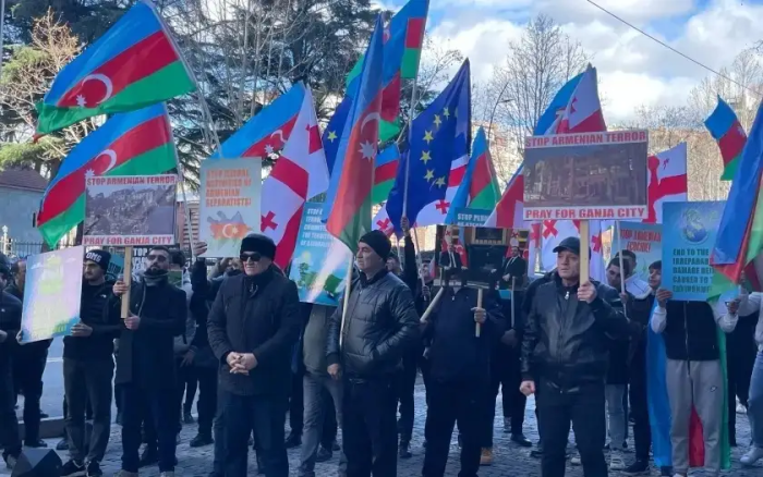 Ozarbayjonliklar Yevropa Ittifoqining Gruziyadagi vakolatxonasi oldida miting o‘tkazdi