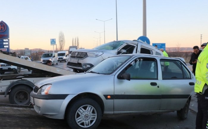 Turkiyada 3 ta avtomobil ishtirokida baxtsiz hodisa yuz berdi, 10 kishi jarohat oldi
