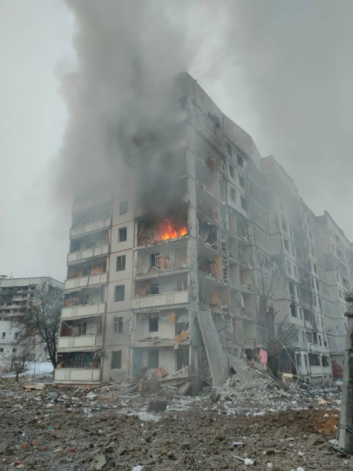 Xarkovda raketa zarbasi oqibatida ko‘p qavatli uy podyezdi vayron bo‘ldi